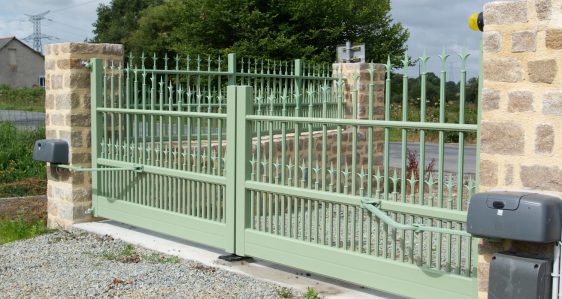 Rénovation des fermetures extérieures, motorisation d'un portail battant électrique en aluminium